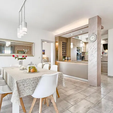Spadici Sleeps 8 With Pool Air Con And Wifi Poreč