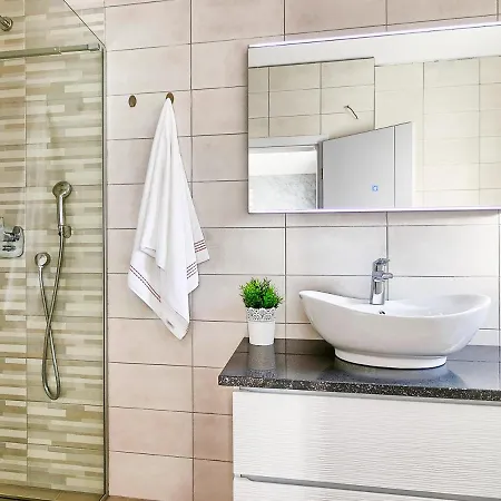 Spadici Sleeps 8 With Pool Air Con And Wifi Poreč