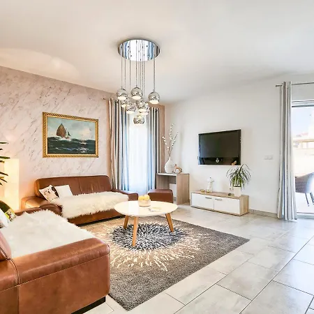 Spadici Sleeps 8 With Pool Air Con And Wifi