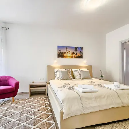 Spadici Sleeps 8 With Pool Air Con And Wifi * Poreč