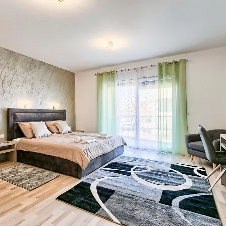 Spadici Sleeps 8 With Pool Air Con And Wifi