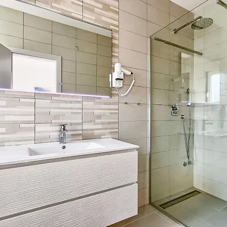 Villa Spadici Sleeps 8 With Pool Air Con And Wifi Poreč