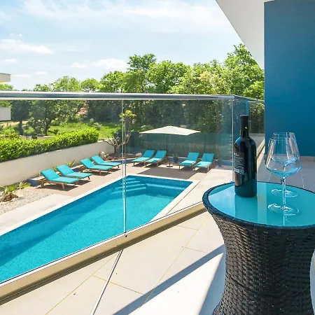 Villa Spadici Sleeps 8 With Pool Air Con And Wifi Poreč